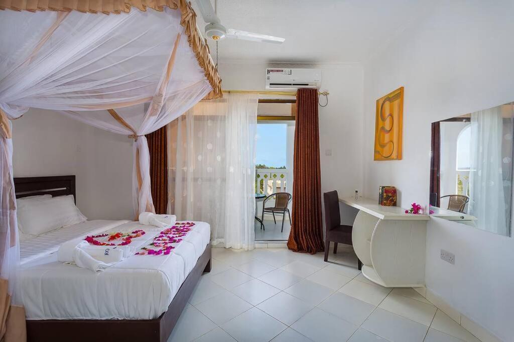 Becky - Diani Apartment
