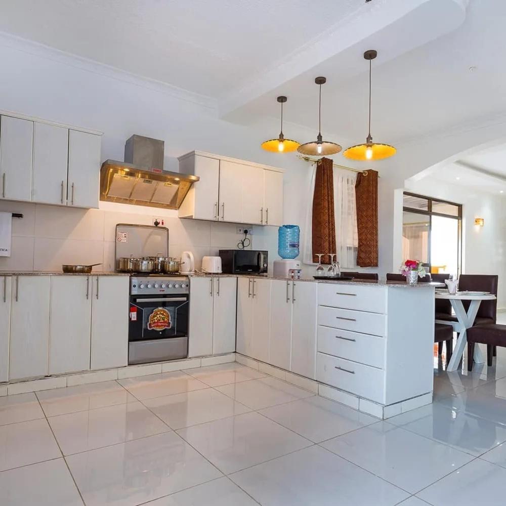 Becky - Diani Apartment *